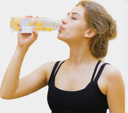 ragazza si reidrata bevendo acqua