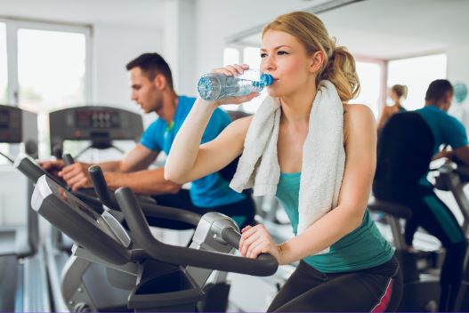 Idratazione in cyclette, allenamento cardio vascolare